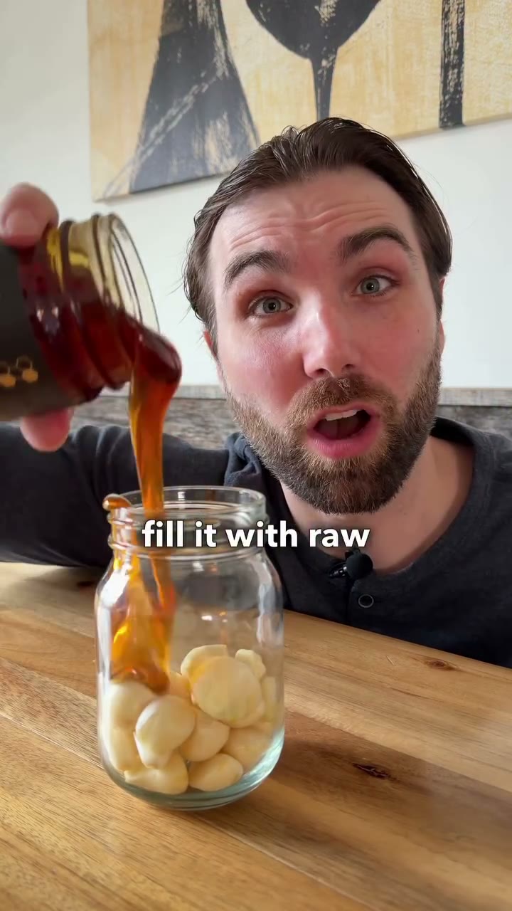 Reel Tutoriel 3-en-1 face caméra avec démonstration cuisine et sous-titres dynamiques : If you drop garlic into a jar and fill it with raw honey, then leave i