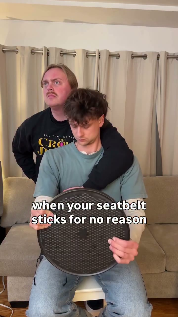 Reel Sketch court en intérieur, mise en scène physique d'une situation du quotidien : Quand ta ceinture de sécurité se bloque pour rien. Non mais qu'est-ce 