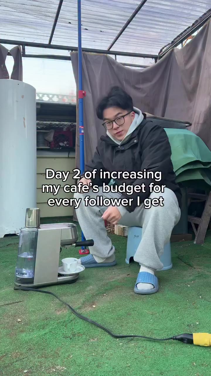 Reel Série documentaire quotidienne avec défi mécanique progressif (budget croissant selon abonnés) : Day 2 of increasing my cafe's budget for every follower I get